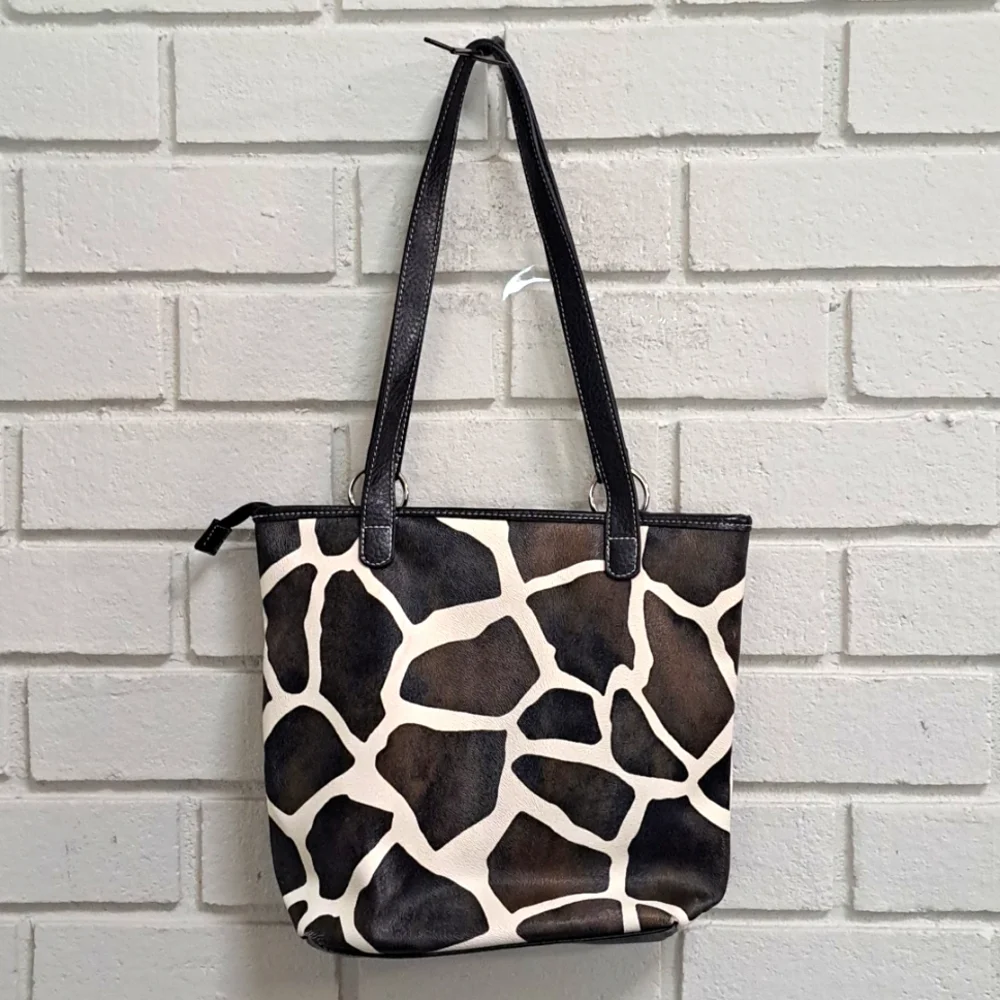 Mondo Giraffe Print Shoulder Bag. - Picture 5 of 13